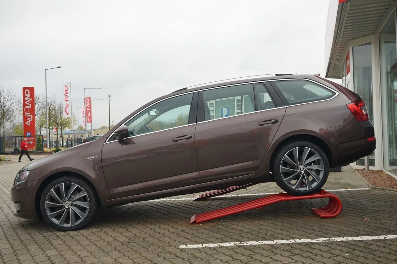 Skoda Octavia Combi 1.8 TSI DSG L&K...  Image 2